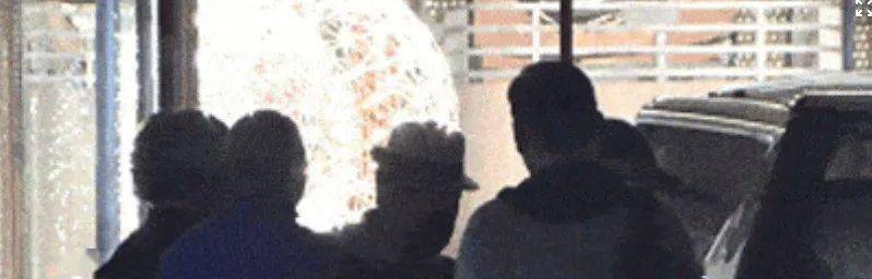 京圈大佬聚会，冯小刚刘震云推杯问盏，韩三平疑不愉快，张国立走路不稳！-冯小刚京圈大佬饭局