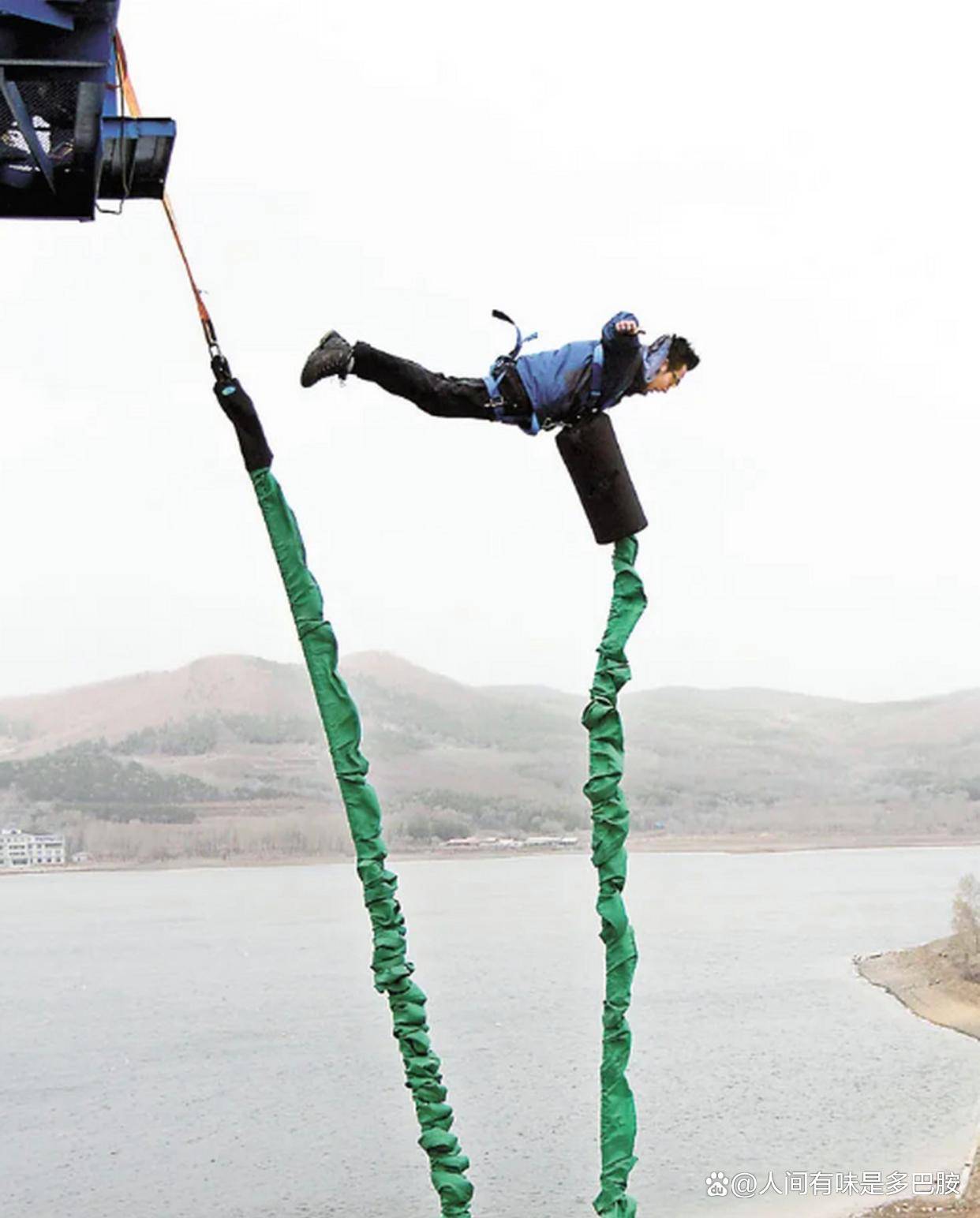 男子蹦极庆祝离婚绳子断裂坠湖,脖子和腰椎骨折_事情_方式_行为