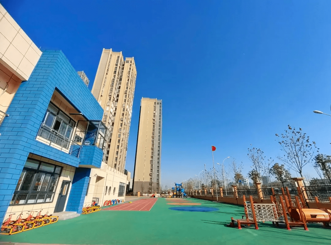 合肥市菊园幼儿园位于滨湖新区玉龙路与南宁路交口,是包河区教体局