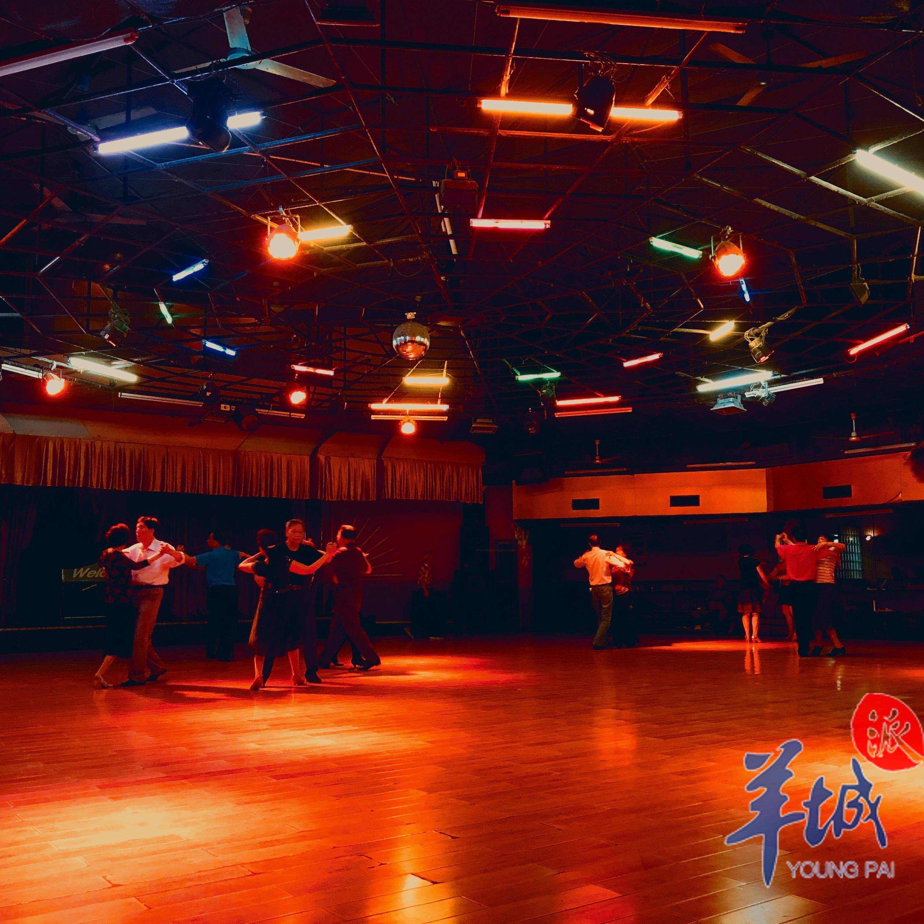 艺苑歌舞厅老照片,宋金峪摄20世纪80年代,是工人文化宫最为红火的一个