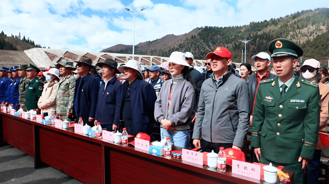 类乌齐县举办"民族团结一家亲 军地共叙鱼水情"文艺汇演活动