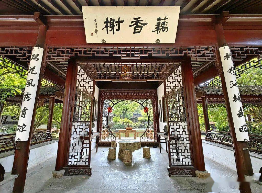 色彩虚虚实实地将湖水围合在内建筑之间以蜿蜒的游廊相连爱莲榭藕香榭