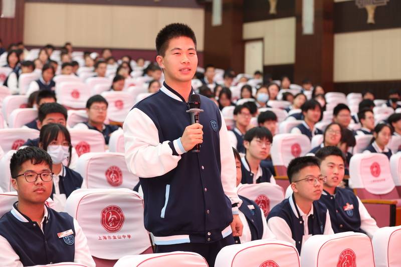 活动最后,上海市金山中学的同学们结合自己的听课感悟,与三位主讲专家