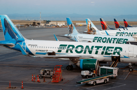 预定航班的登机门已变更,如今她搭乘的飞机正前往加勒比海岛国牙买加