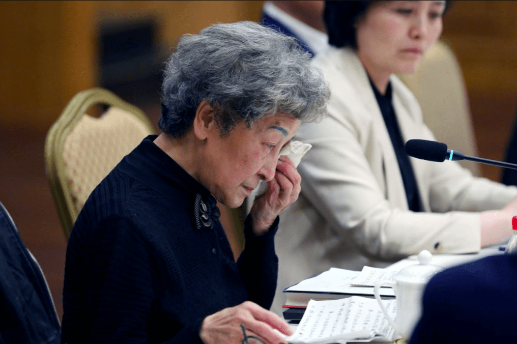 也已经83岁的秦怡之女金斐姮说:"最后,我妈妈是真正的,实实在在地活到