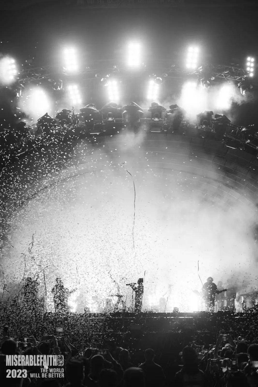 高虎唱起《生命中最美丽的一天》,"我们使用一台切割灯给舞台呈现逆光