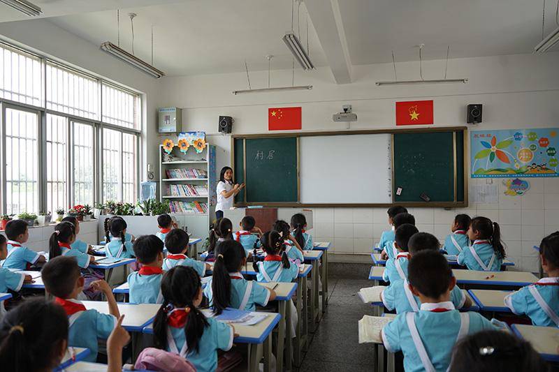 曲靖陆良:努力办群众满意的教育_建设_发展_施工