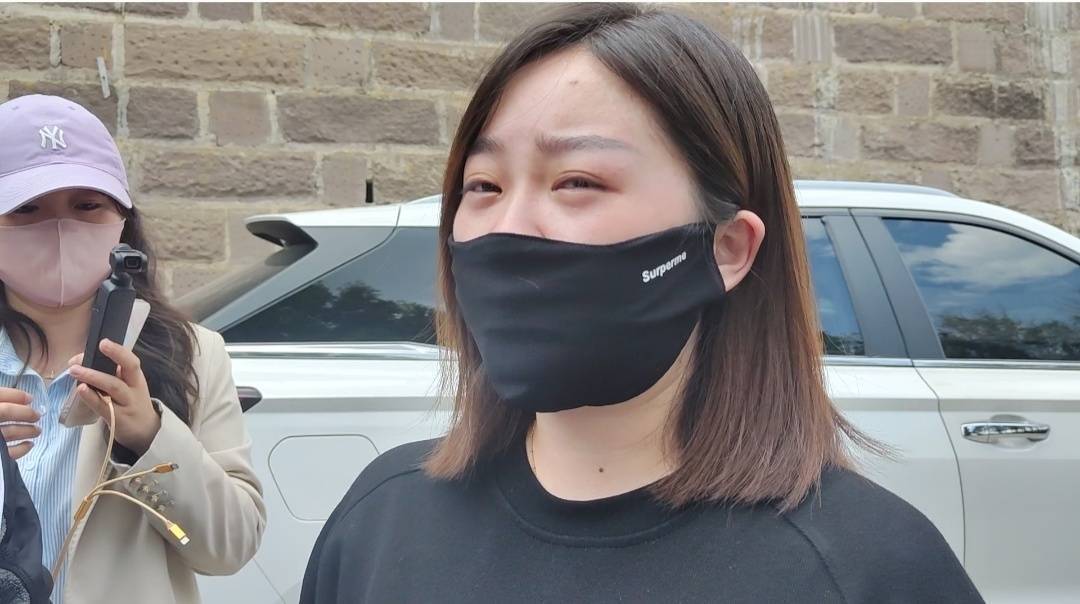 "重庆姐弟坠亡案"二审宣判 生母陈美霖带着判决书前往孩子骨灰存放地