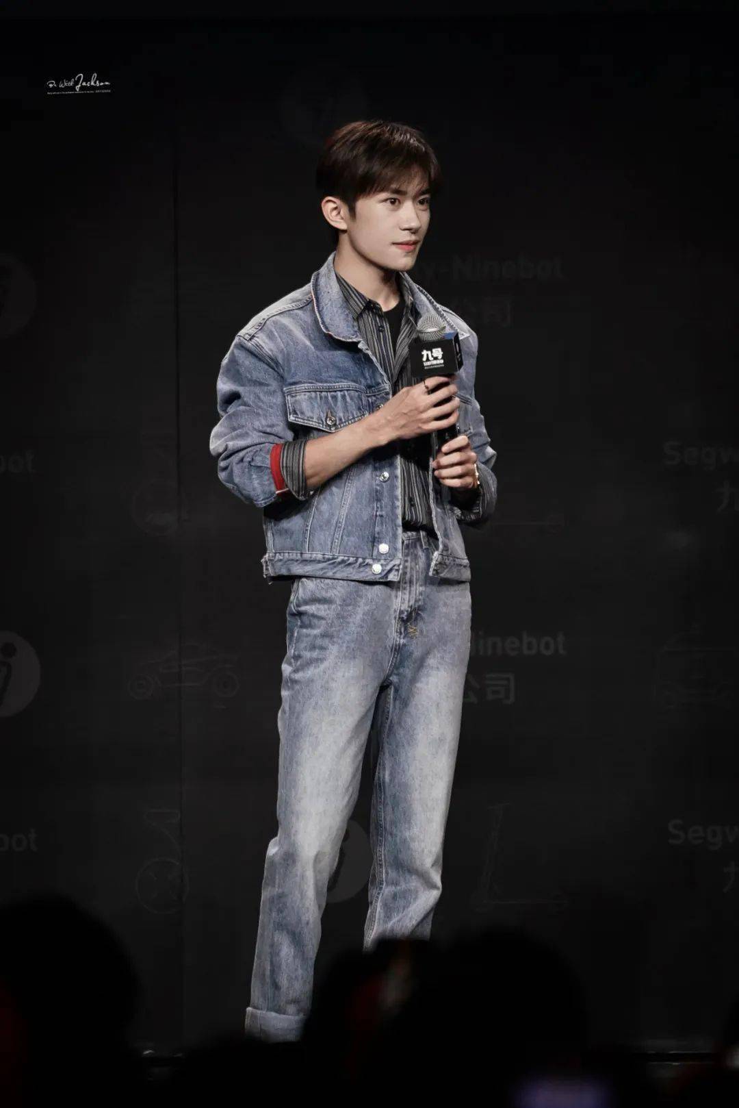 帅气的九号代言人易烊千玺