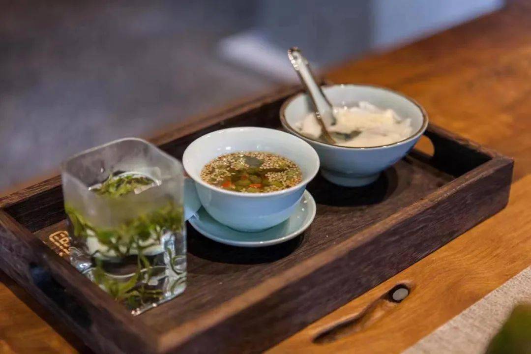 客人到达民宿,入住前为每一位客人准备了南浔特色三道茶.