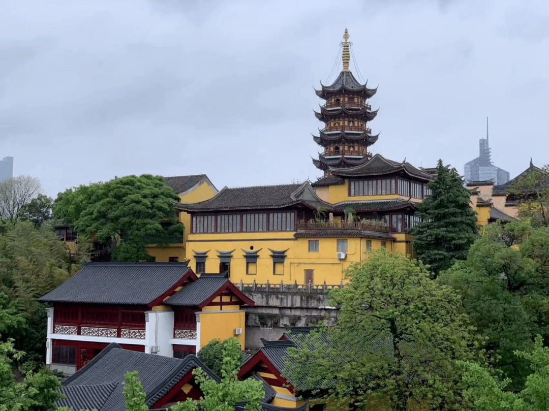 车过古鸡鸣寺,忽记南梁武帝曾于此颁布《断酒肉文》,不由忿起即占无数