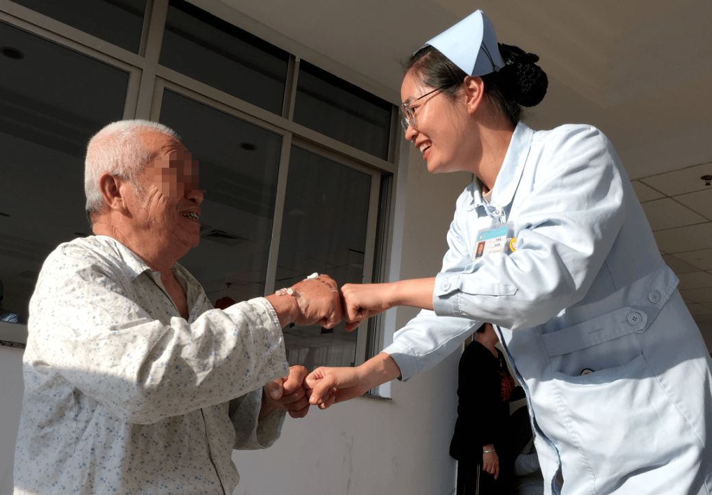 灿烂的微笑,去护理每一位不同身份的患者,一起建立和谐美好的护患关系