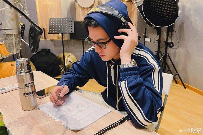 后来华谊的电影也积极争取,跟好多导演和导演的圈子走得很近(刘伟强