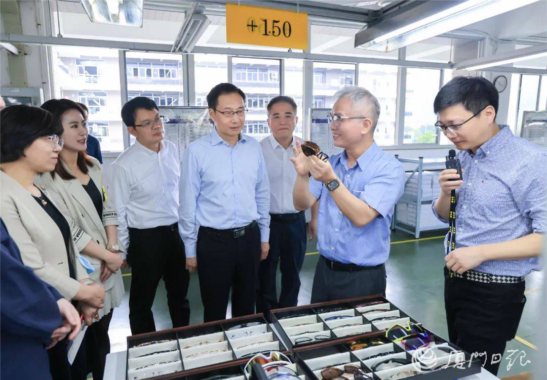 他先后来到雅瑞光学,诚益,艾普偏光等眼镜企业和轻工视讯产业园,走进