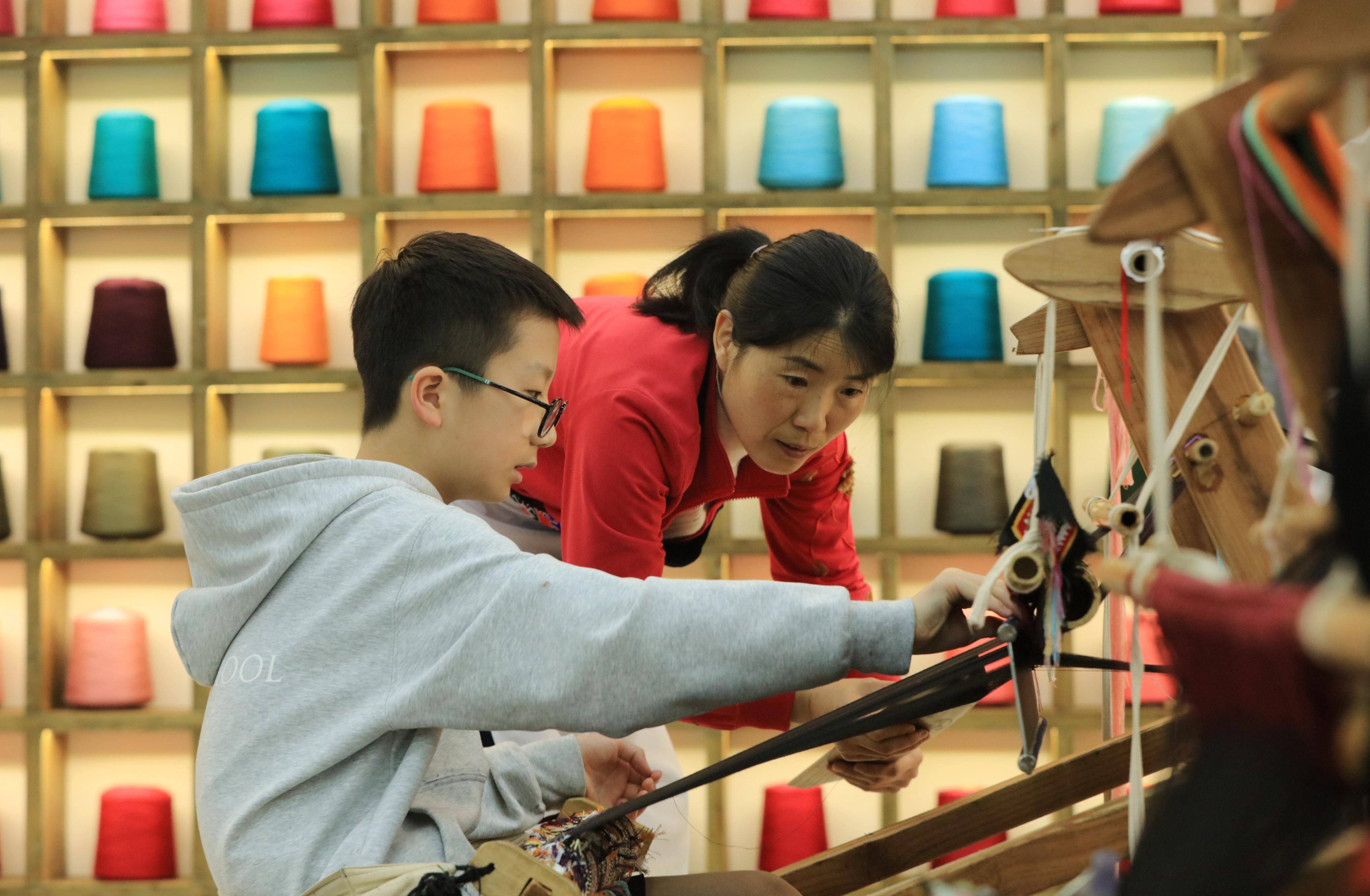 (社会)湖南张家界:非遗技艺研学游_武陵源区_织锦_包玉刚