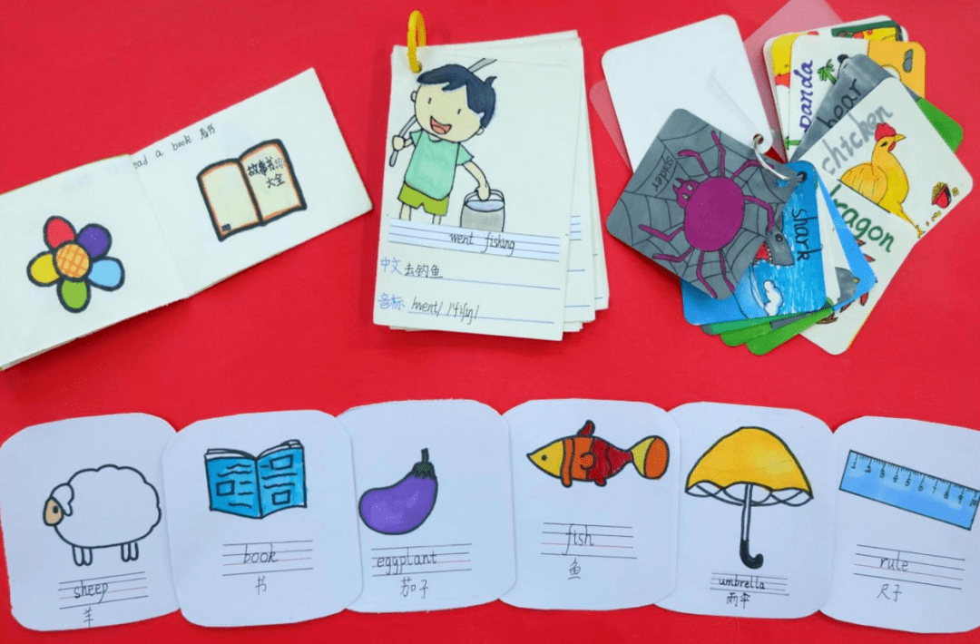 同学们带上自制的单词卡片,到户外上英语课啦!