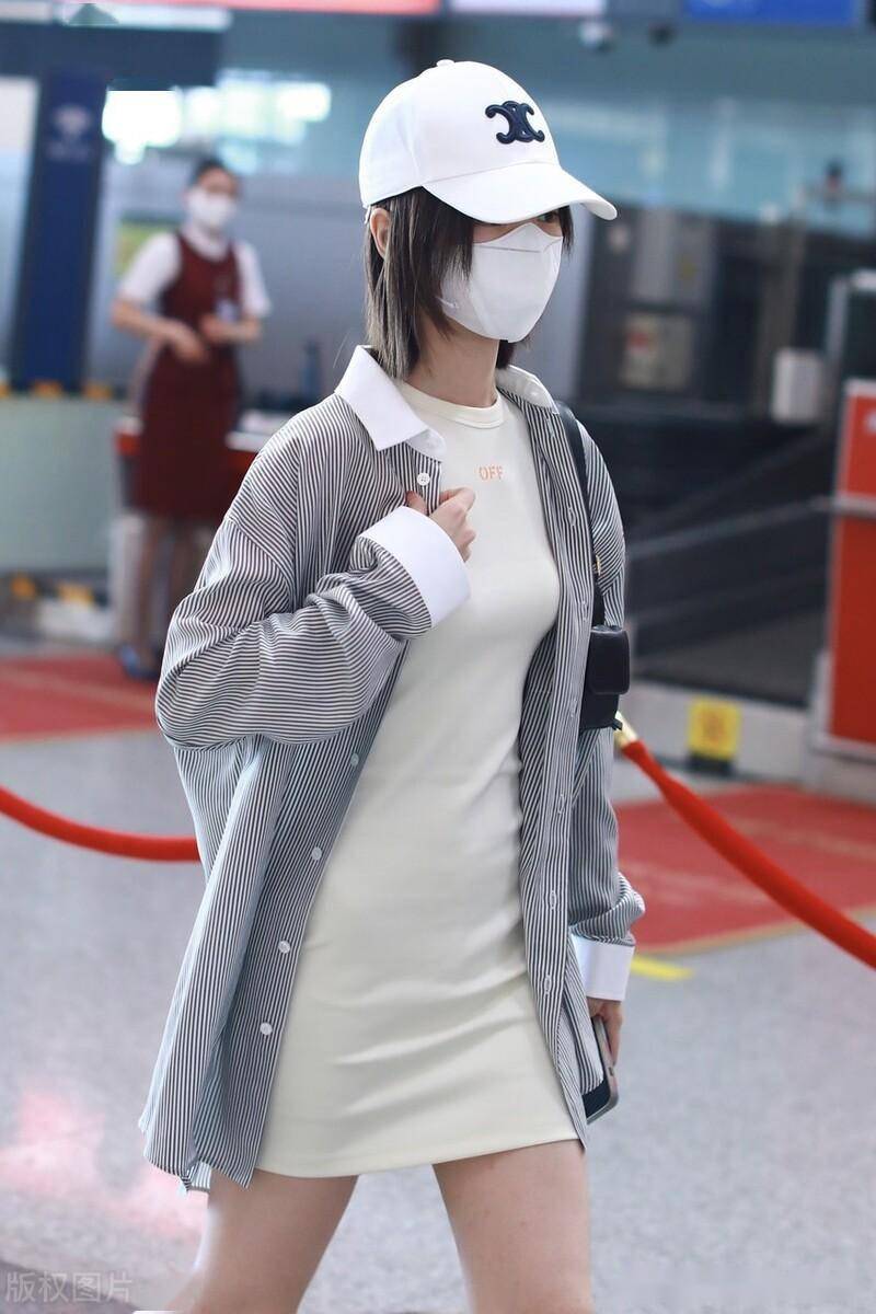 毛晓彤现身北京机场,白色一步裙时尚修身