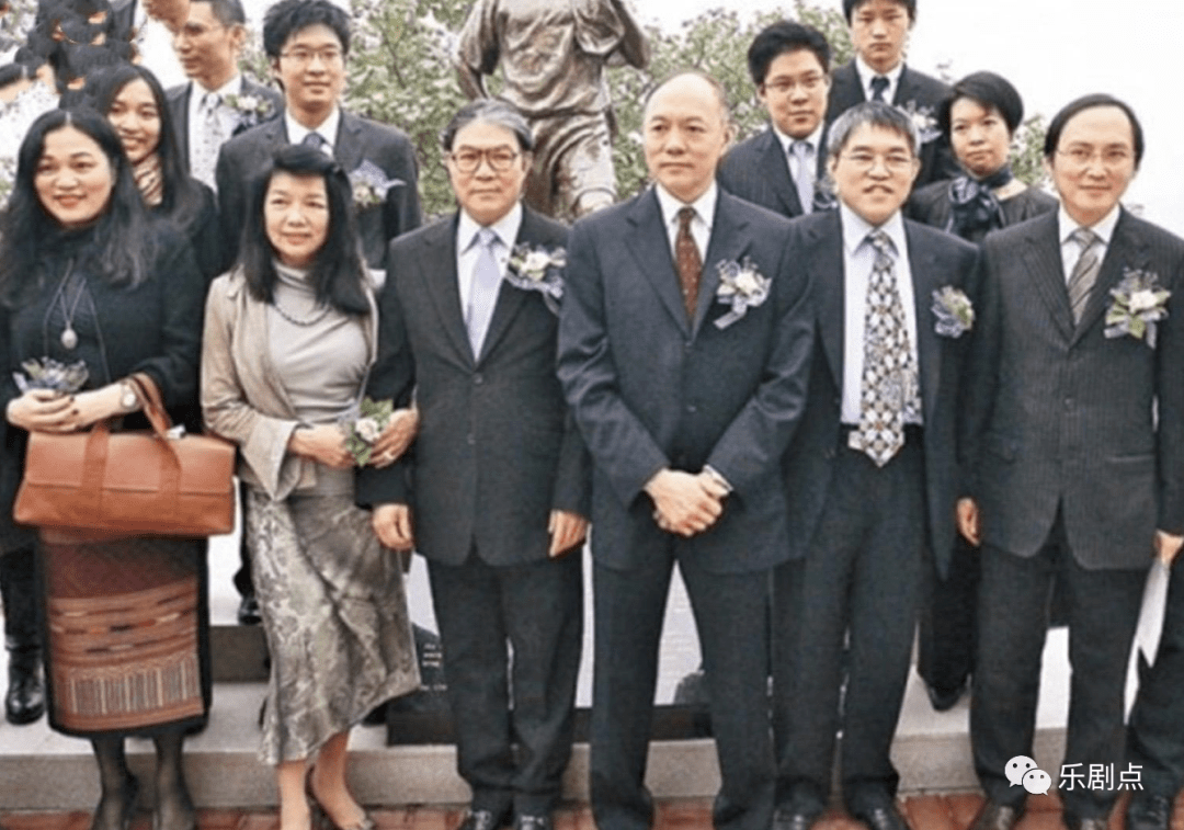 曝光,大房长子次子站中间,女儿及二房儿子站边上_霍文逊_霍家_霍震寰