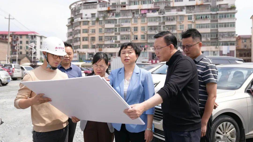 5月8日,永丰县委书记邹卫梅调研建口重点项目和园区工作.