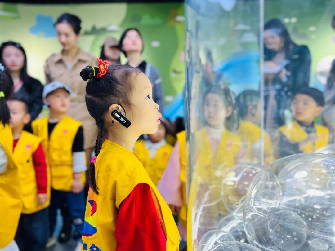 初夏的早上伴隨著陣陣清風荔枝少年行來到了長江江豚科教中心這次活動