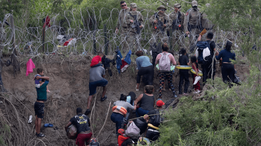 15万非法移民"越境"美国,他们的举动出乎意料!_grande_图片_com