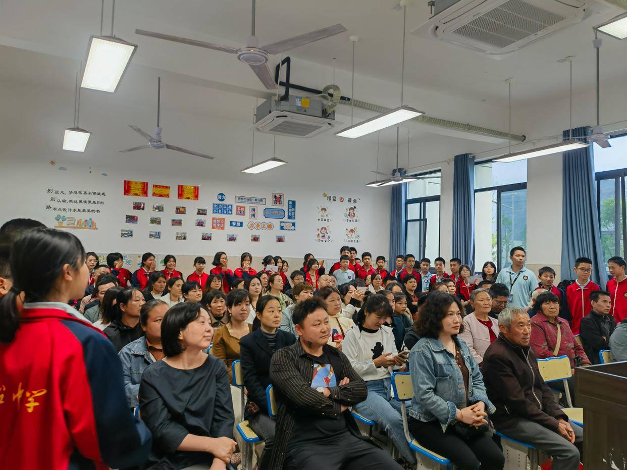 共建 共育 共进——湘乡市东台中学举行七年级家长会_孩子_教育_班级