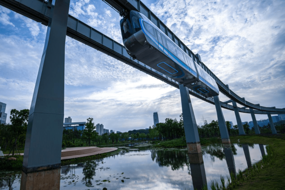 光谷空轨发车 未来城市轨道交通还可以长啥样?_列车_车辆_汪科成