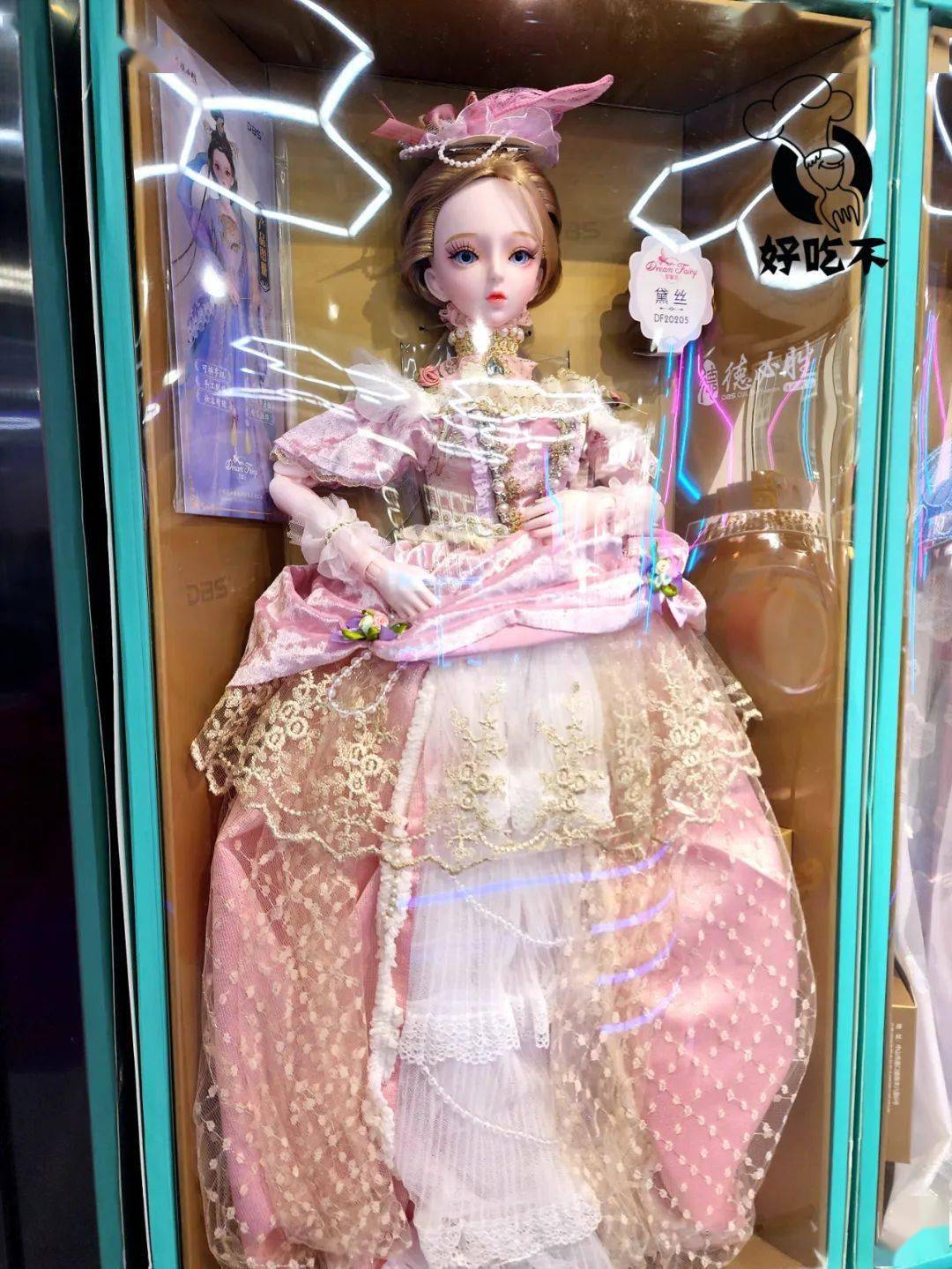 纽约首家赛博朋克风潮玩专卖店震撼开业盲盒手办积木挑花眼