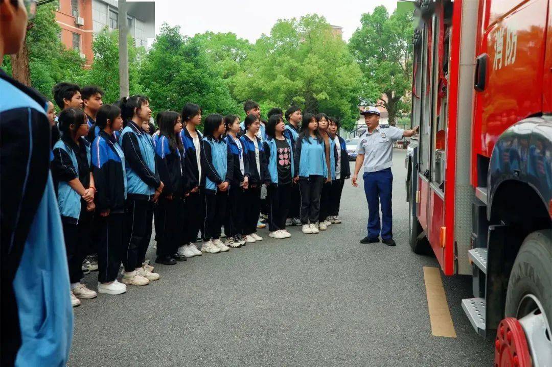 永新县禾川中学学生龙鑫萍告诉记者:"通过本次消防演练,让我认识到了