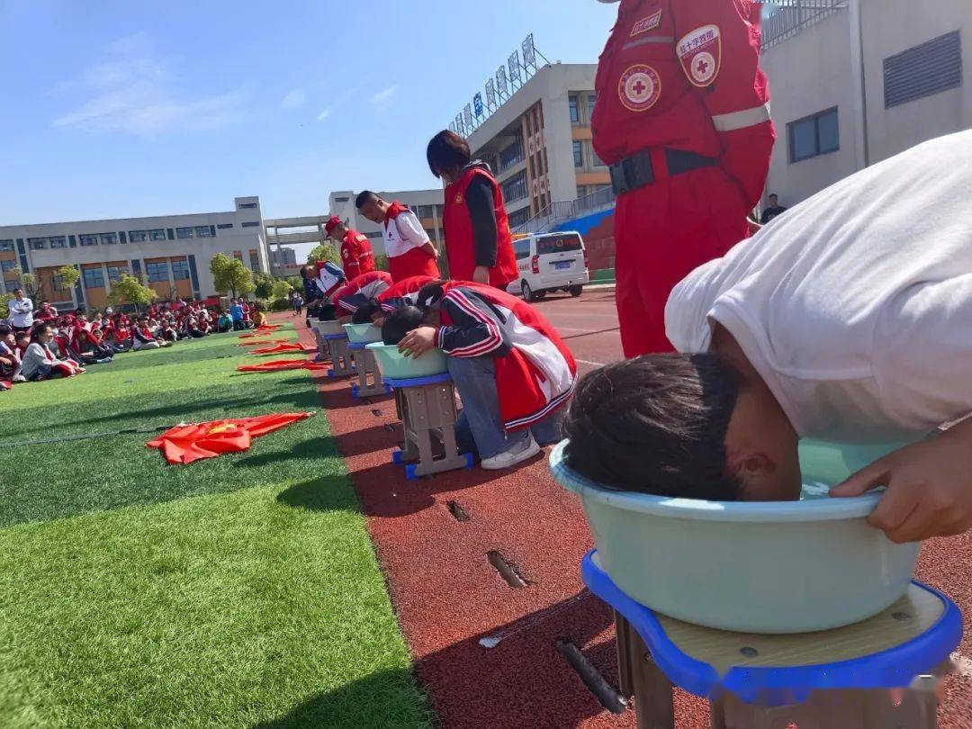 蒙城红十字救援队进入政通路小学做"防溺水宣传",通过情景演练寓教于