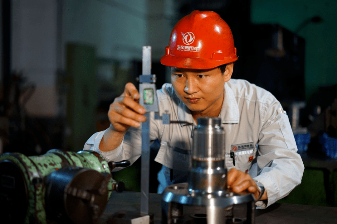 据悉,中华技能大奖和全国技术能手是选树褒奖优秀高技能人才的最高