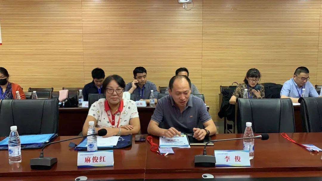 云南省交通运输厅综合运输处李俊研员和云南省汽车维修行业协会麻俊红