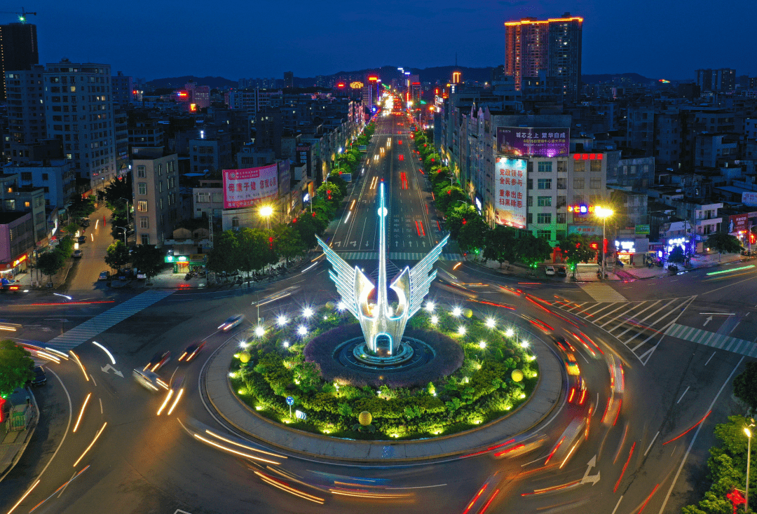 随风招摇,妩媚动人廉江樱花公园内数千棵樱花每年春天春天,市民在樱花