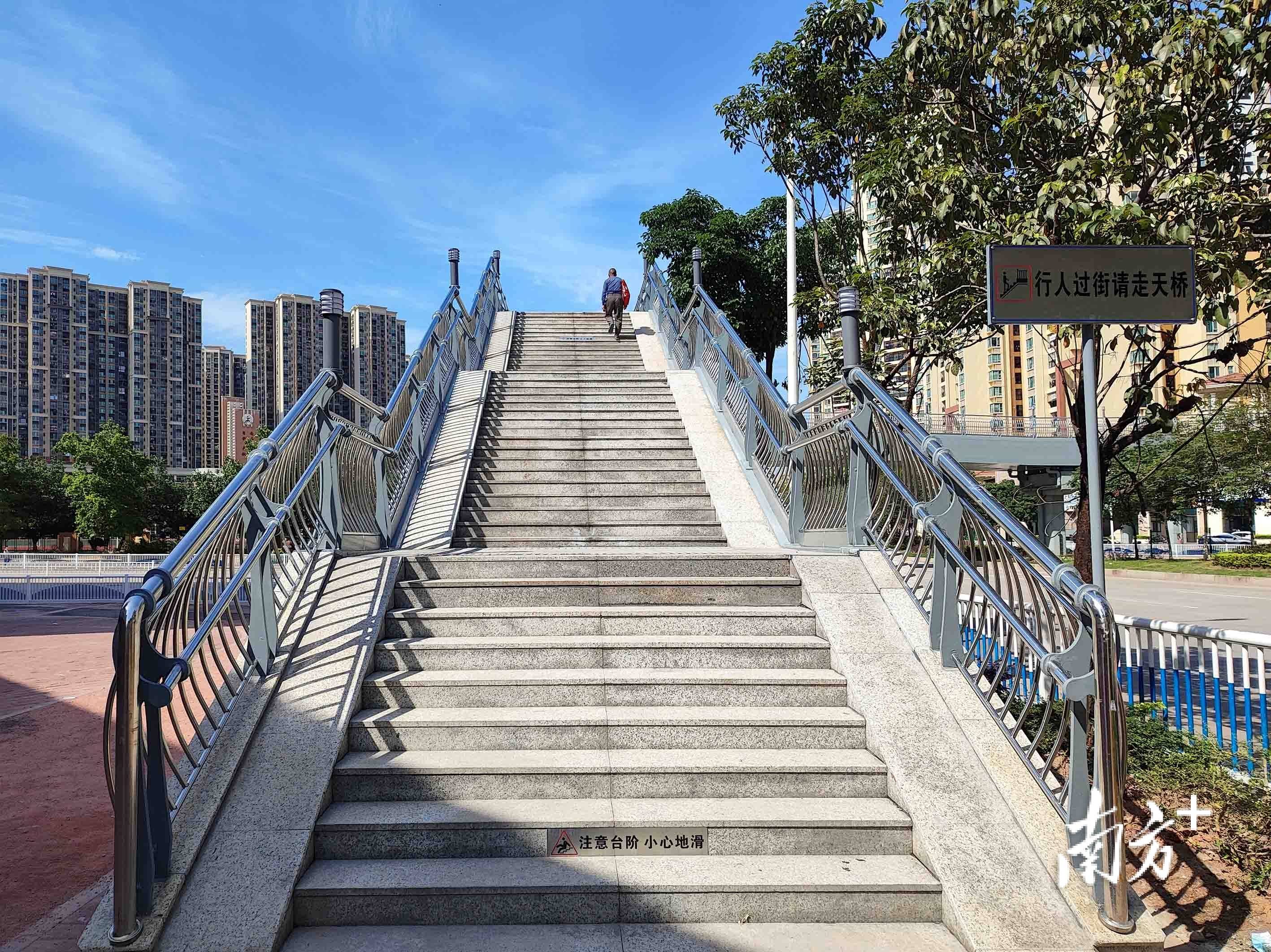 走读河源行人依旧横穿马路人行天桥开通遇冷