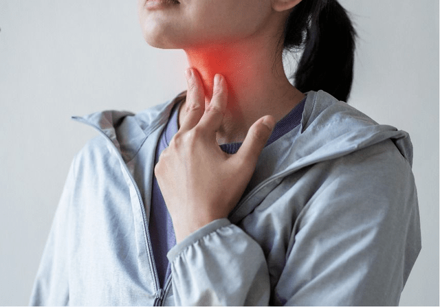 咽痛,咽痒,说话声音嘶哑等;慢性咽炎则表现为咽喉异物感,吞咽困难