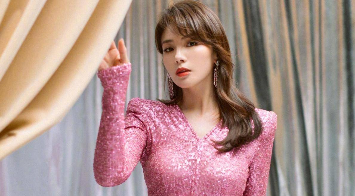 刘涛穿裙子岂料肩带滑落,临场应对堪称教科书,网友:真端庄_活动