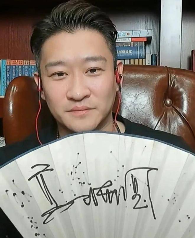 前不久,郭德纲九字科学员关注了曹云金的超话,给人的感觉是:老郭和