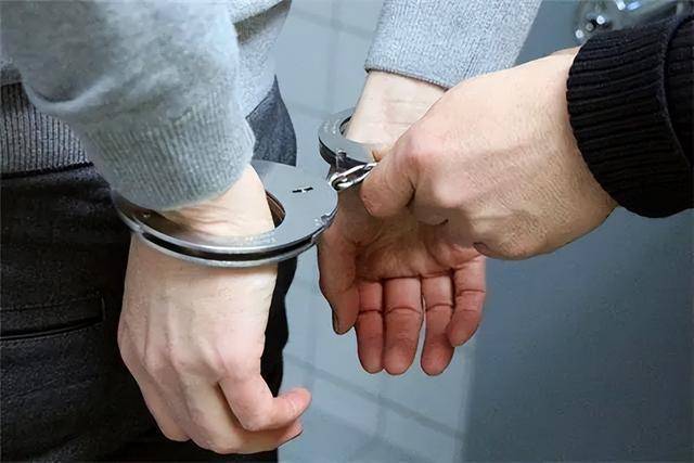 2019年,饭店一女服务员发朋友圈,引起警察怀疑,逮捕后被判刑