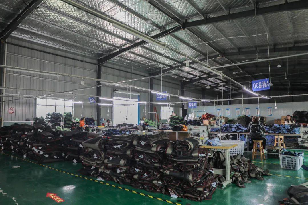 走进惠水县岗度镇岗度村户外休闲折叠椅加工厂,车间内不时传来缝纫机