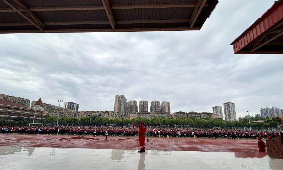 在5月11日,眉山市东坡区苏辙中学开展主题为纪念5·12地震逃生疏散