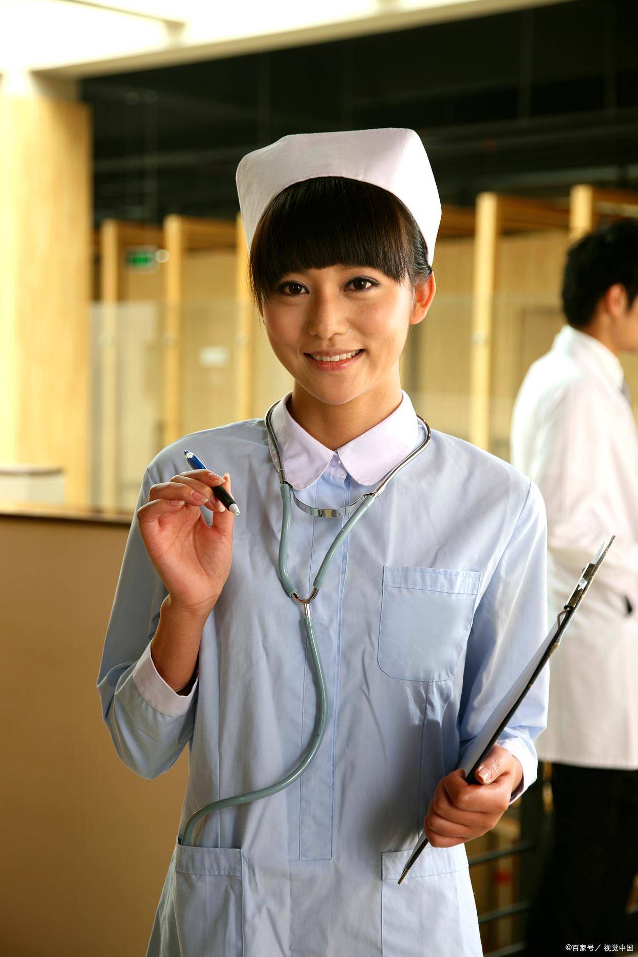 广州某医院护士蹲跪接领导授帽_仪式_工作_职业