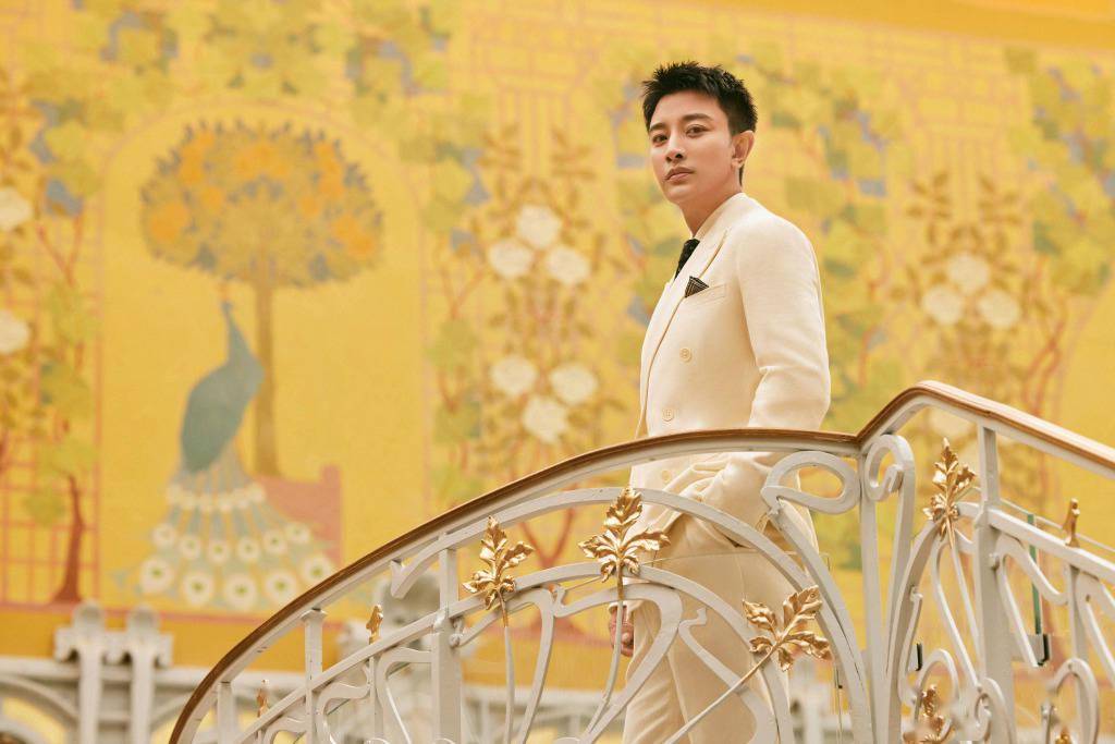 贾乃亮现身巴黎莎玛丽丹百货 白色西装造型尽显绅士儒雅范_写真_账号