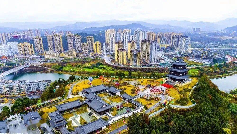 空港花海国家aaa级旅游景区,以格桑花为边带,成片栽植木春菊,山桃草