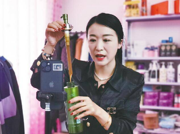 张萌萌通过抖音直播带货 济南时报·新黄河客户端记者王铮 摄每天下午