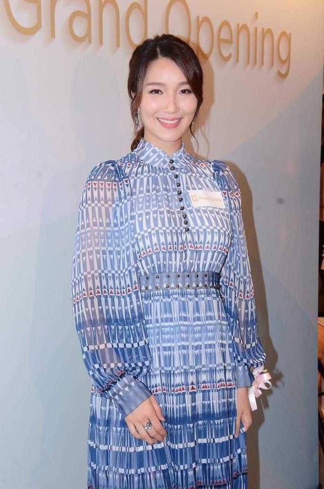 穿印花裙时髦优雅,不愧是选美冠军_李亚男_连衣裙_长裙