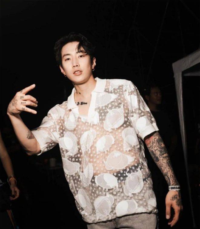 据网上的介绍,朴宰范是美籍韩裔,2004年回到韩国发展,2008年顺利以2pm