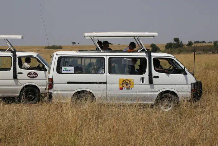 这次我们采用的越野面包车,空间除了放置个人行李和相机包外,还可以