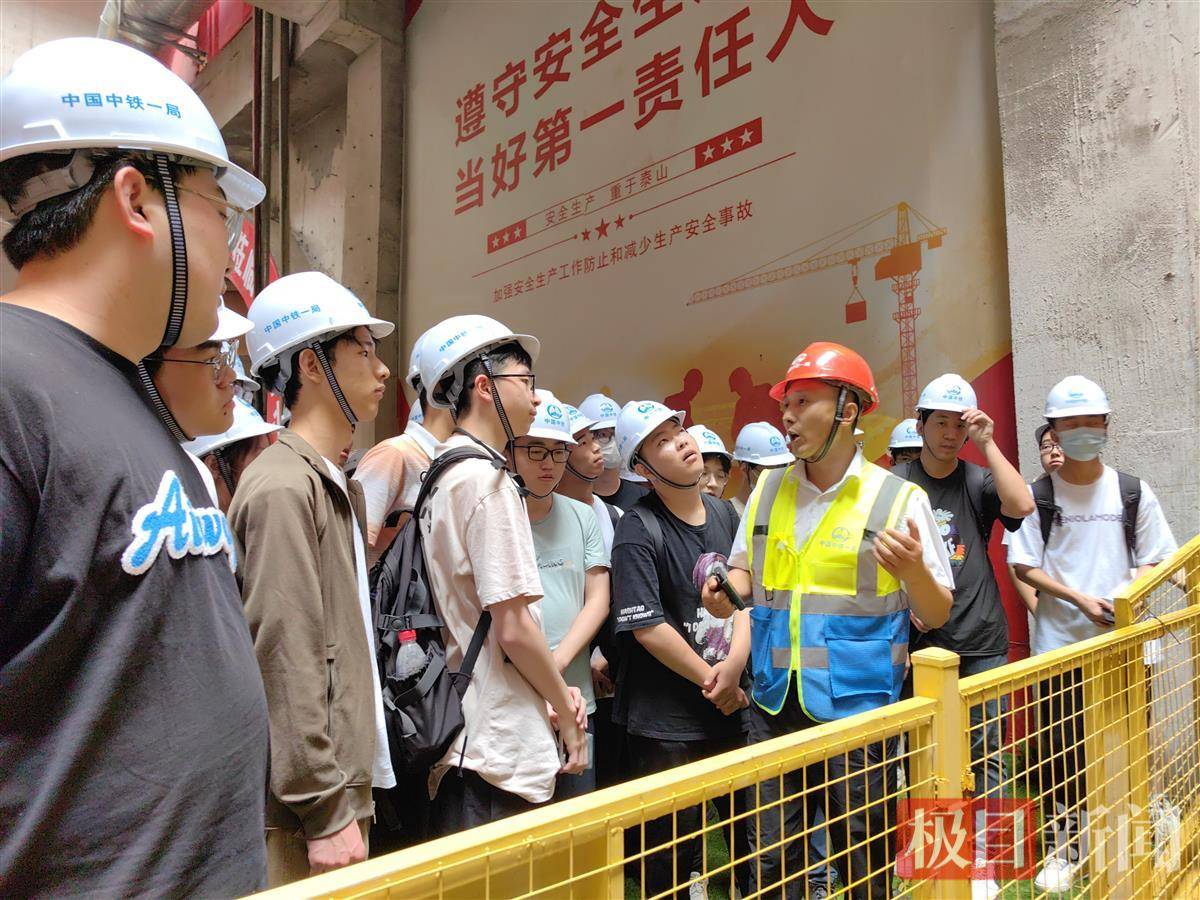 武汉理工大学和中铁一局校企双方共60余人参加.通讯员章朔 陈浩