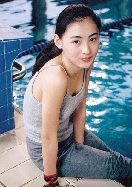 张柏芝晒儿子正脸,小王子颜值惊艳,三个儿子成长中的幸福时刻_成为了