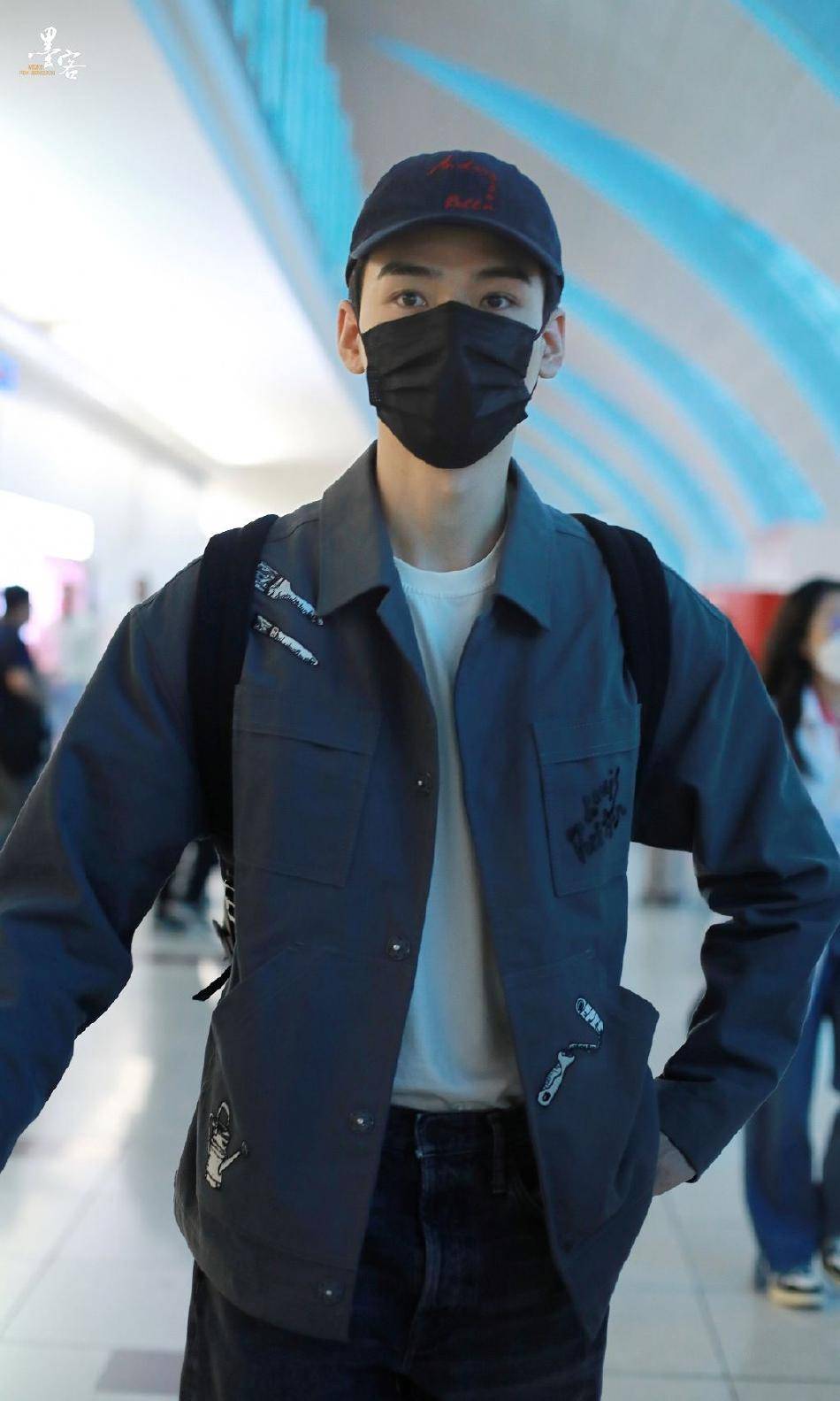 组图:龚俊抵达法国戛纳获粉丝送花束 牛仔造型戴棒球帽清新简约_娱乐